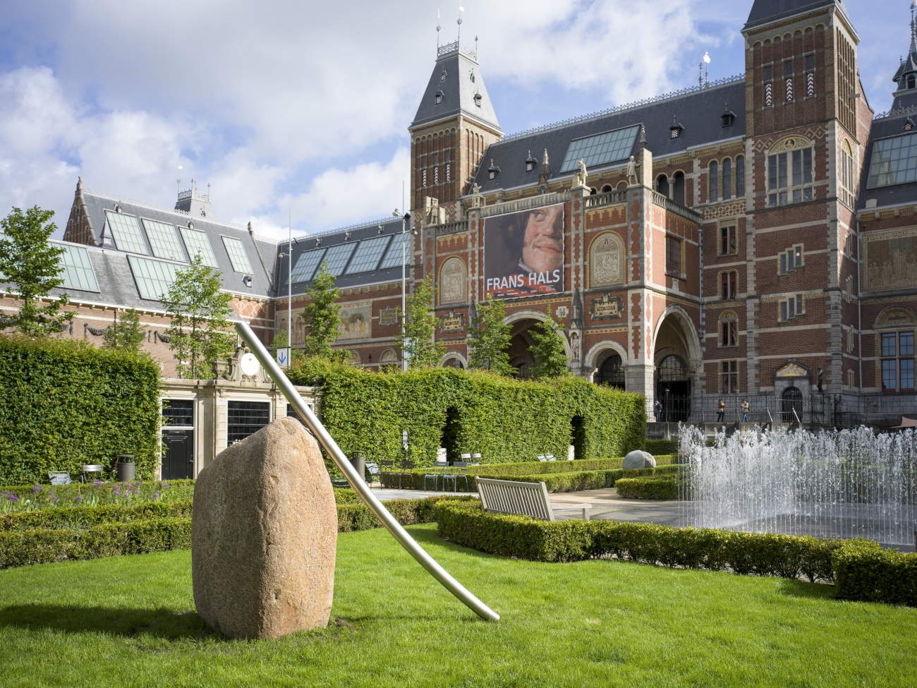 Dans les jardins du Rijksmuseum, les sculptures du Coréen Lee Ufan invitent à la méditation.