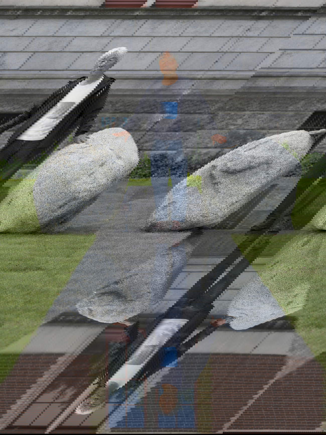 Lee Ufan mit seinen Skulpturen