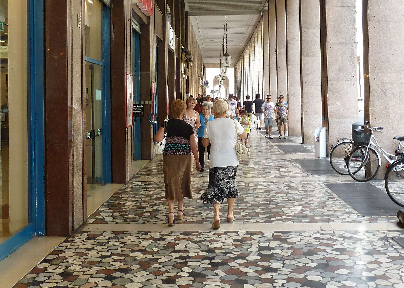 Le pavage actuel de la Via Grande Le pavage actuel de la Via Grande