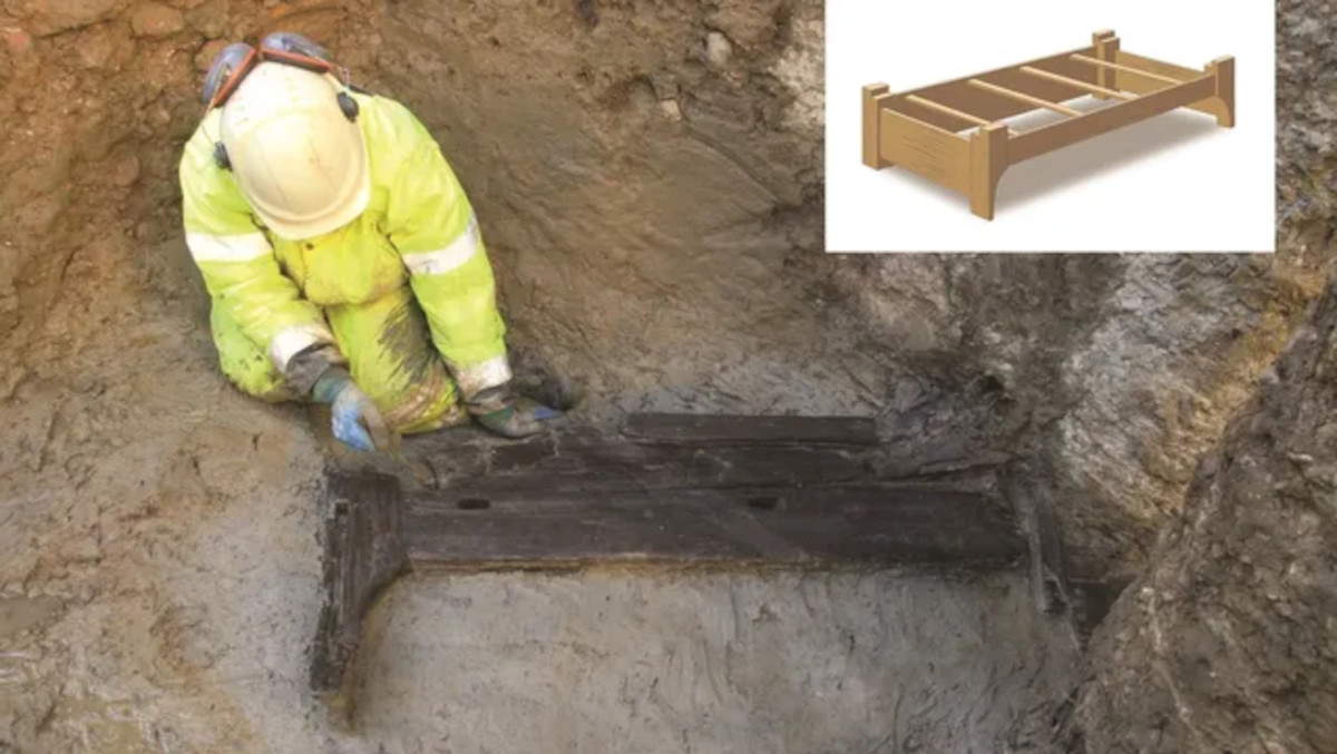 Londra, rinvenuto letto funebre in legno intagliato di epoca romana. Forse il primo completo emerso in Gran Bretagna