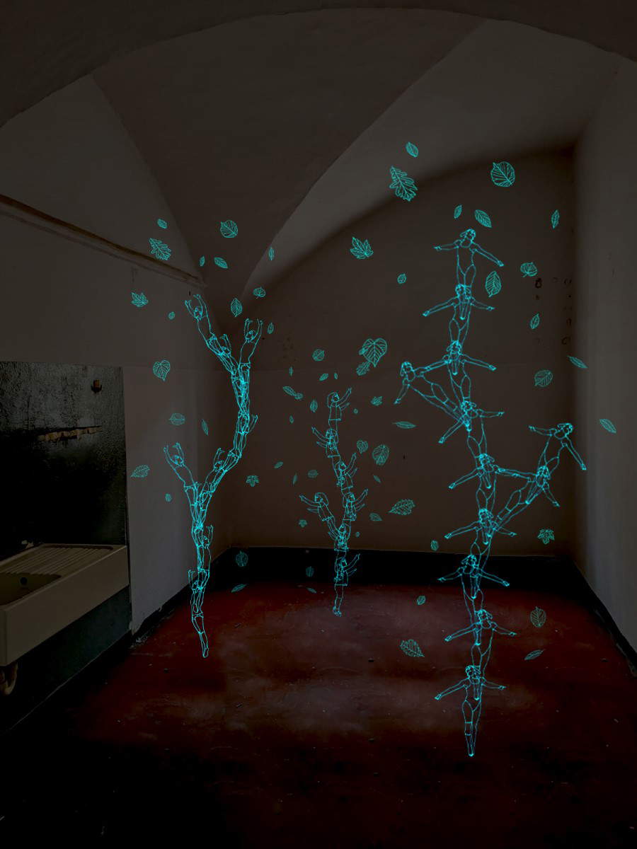 Lorenzo Gnata, Tales of Earth (2024 ; installation in situ en filament PLA phosphorescent sur voile de tulle, lumière noire, capteur, dimensions environnementales). Lorenzo Gnata, Tales of Earth (2024 ; installation in situ en filament PLA phosphorescent sur voile de tulle, lumière noire, capteur, dimensions environnementales).
