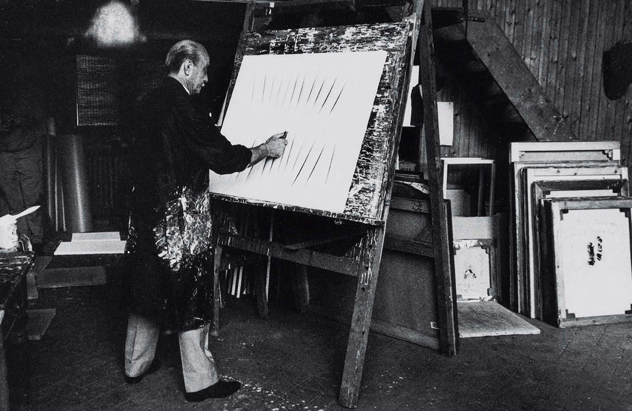 In Frankreich fand eine große Ausstellung über Lucio Fontana statt, die sich mit seinen Vorstellungen von der Zukunft beschäftigte.