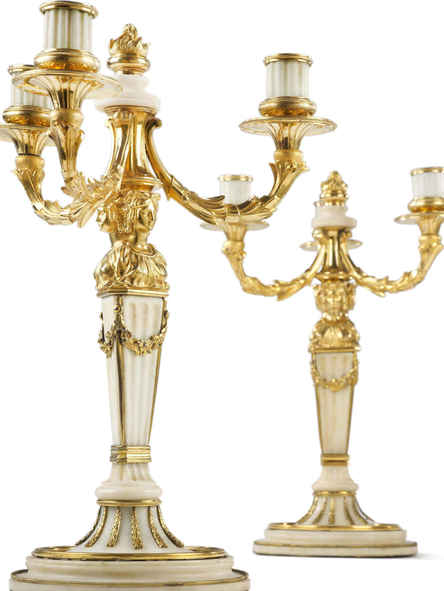 Luigi Valadier, Pareja de candelabros italianos de tres luces (1783; mármol blanco con marco de bronce dorado, 38 x 23 cm) Luigi Valadier, Pareja de candelabros italianos de tres luces (1783; mármol blanco con marco de bronce dorado, 38 x 23 cm)