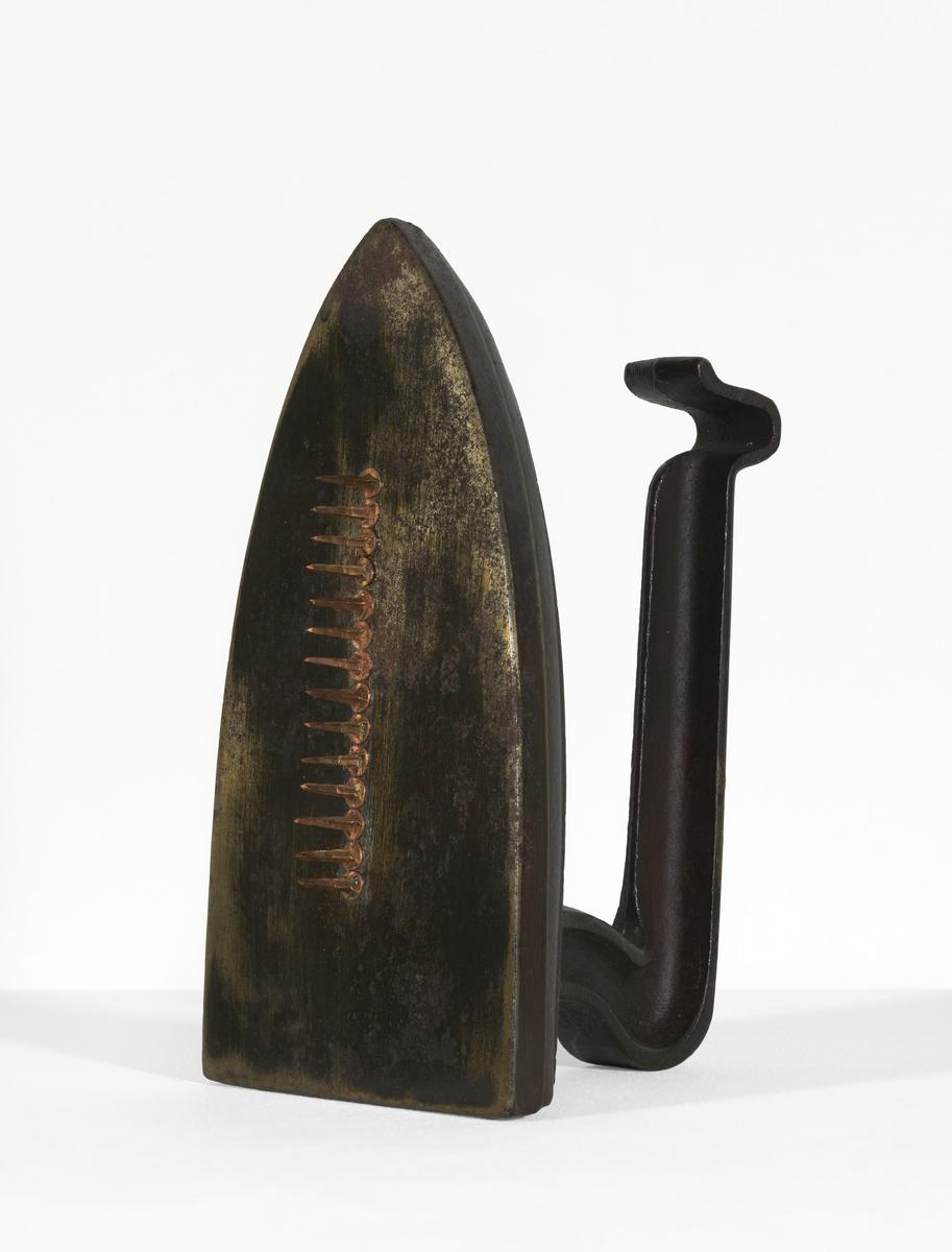 Man Ray, Cadeau (1921 [1972]; Eisen und Nägel, 17,8 x 9,4 x 12,6 cm; London, Tate Modern)