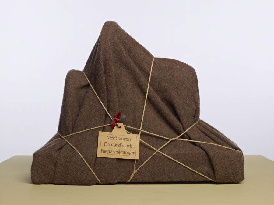 Man Ray, Enigma von Isidore Ducasse (1920 [1971]; Holz, Stoff, Seil, Karton, Metall auf Papier und unsichtbares Objekt; Rotterdam, Museum Boijmans van Beunigen)