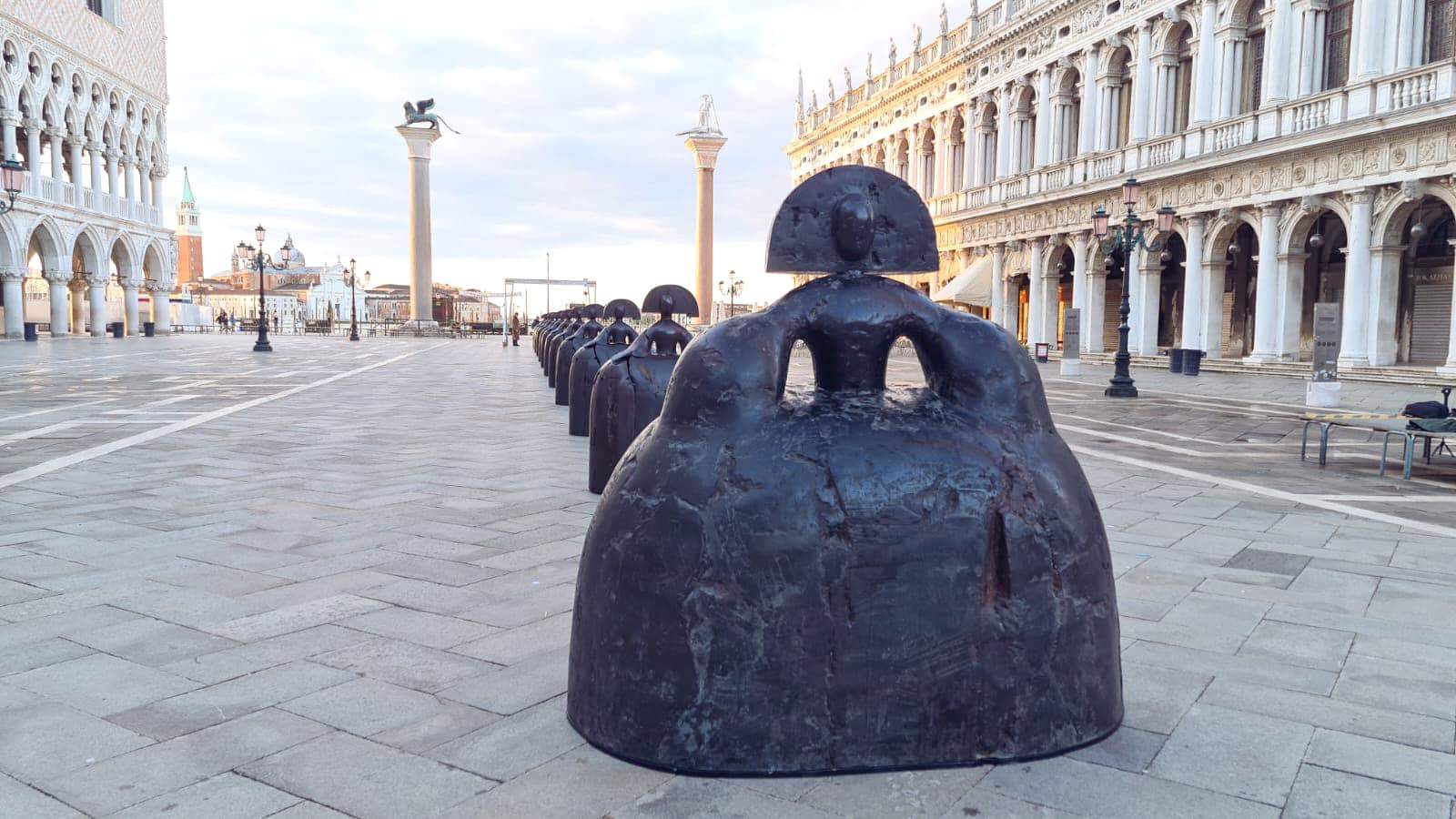 Venice, Valdés's bronzes arrive in St. Mark's Square: operation prompts debate