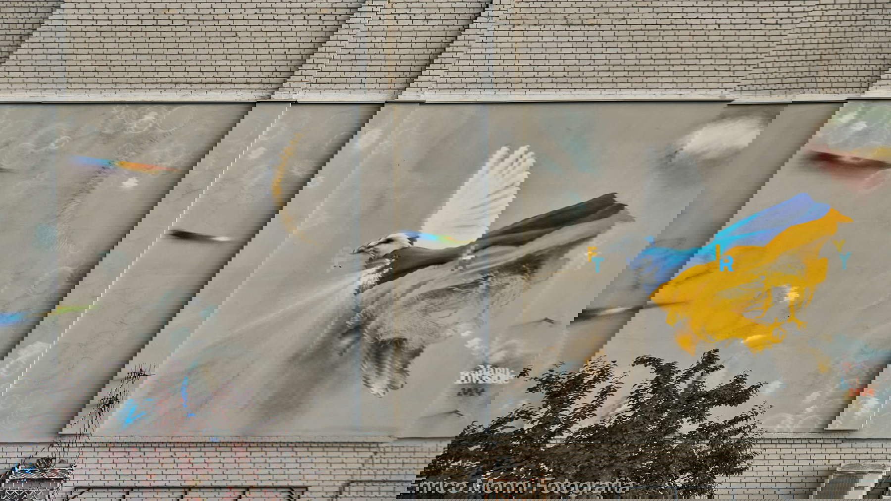 Il murale Try Fly di Manu Invisible a Bucha. Foto: Enrico Monni Il murale Try Fly di Manu Invisible a Bucha. Foto: Enrico Monni