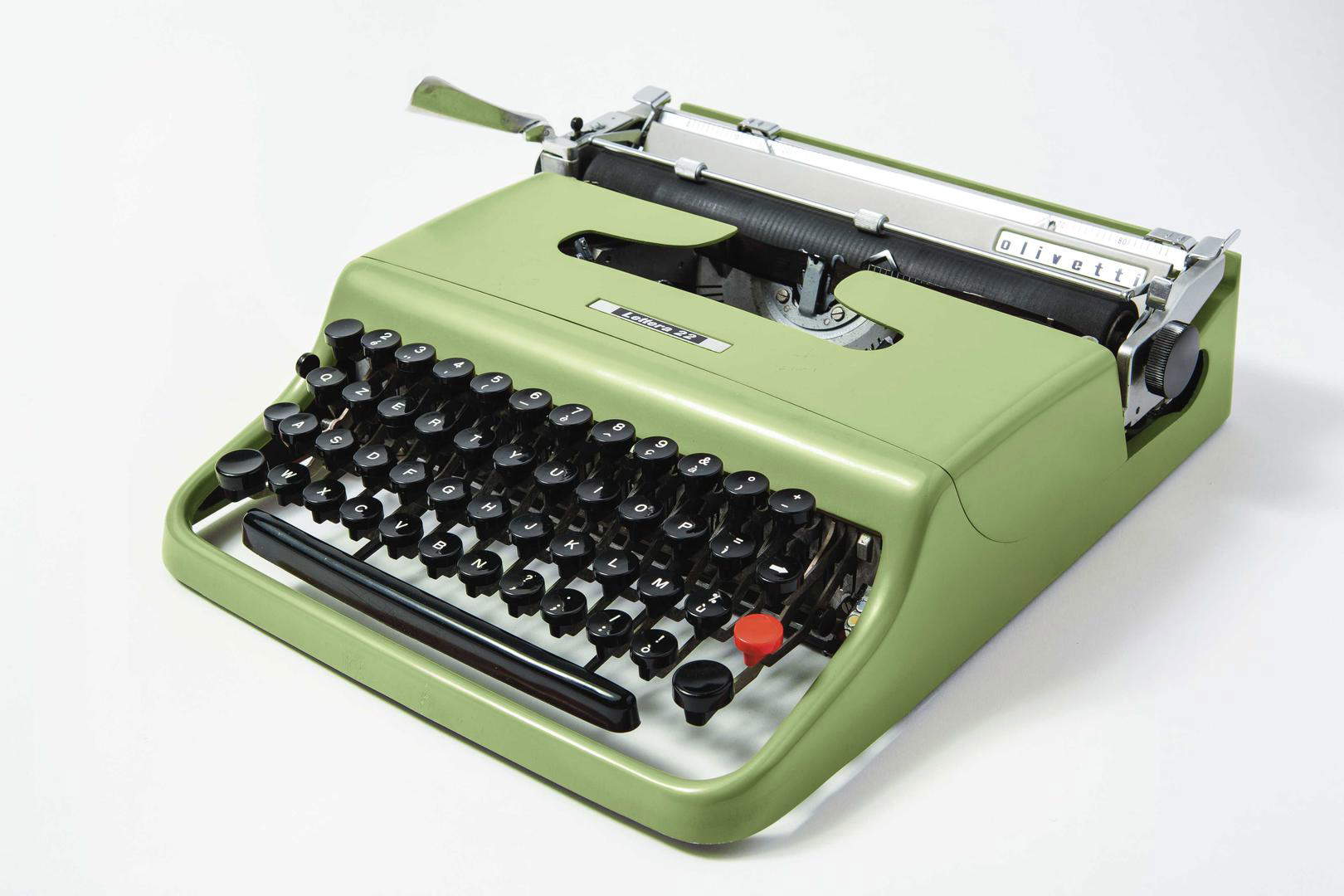 Marcello Nizzoli, Olivetti Lettera 22 tragbare Schreibmaschine (Hersteller: Ing. C. Olivetti & C. Spa, 1950; Gehäuse aus emailliertem Metall, 8,3 x 32,4 cm) Marcello Nizzoli, Olivetti Lettera 22 tragbare Schreibmaschine (Hersteller: Ing. C. Olivetti & C. Spa, 1950; Gehäuse aus emailliertem Metall, 8,3 x 32,4 cm)