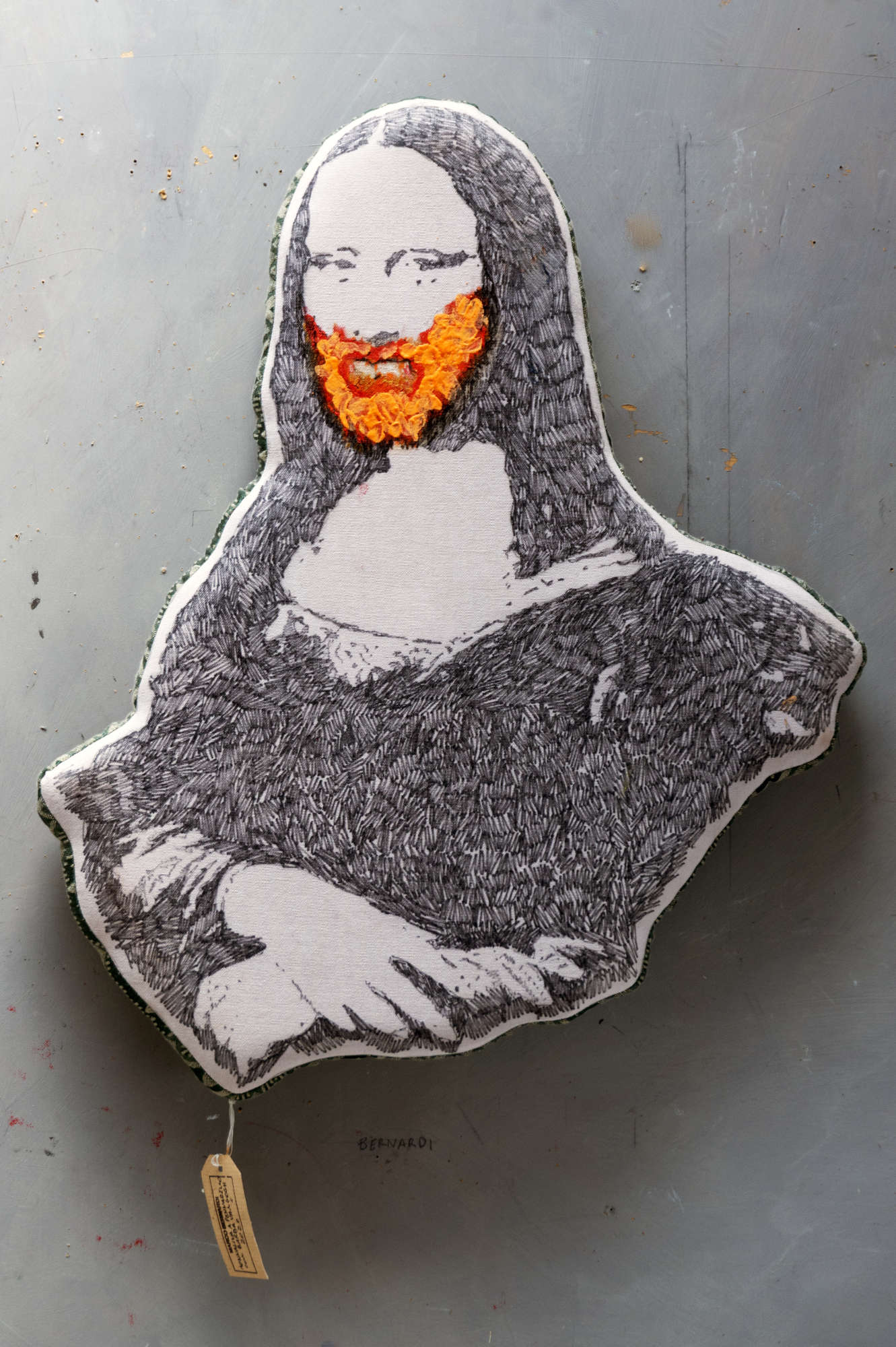 Marco Bernardi, Mona Lisa con barba de Van Gogh (2020; tela, tinta, pintura, gomaespuma, madera, 64 x 53 x 6 cm). Cortesía del artista