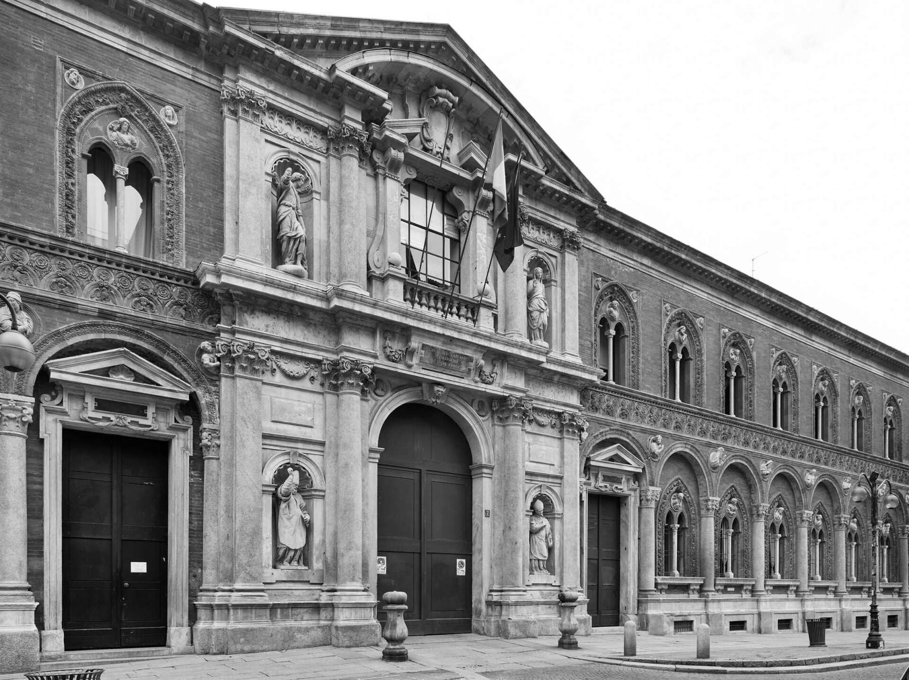 Marco Introini, Ca' Granda, Ospedale Maggiore, Université d'État de Milan, via Festa del Perdono, Milan, 2014 Marco Introini, Ca' Granda, Ospedale Maggiore, Université d'État de Milan, via Festa del Perdono, Milan, 2014