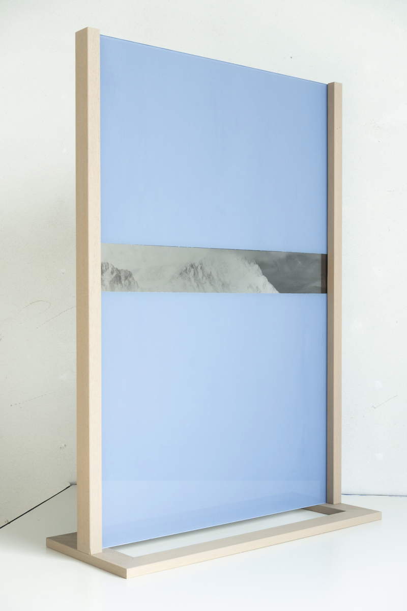 Marco Tagliafico, The Back of the Sky (2023; negativo fotográfico digital, pintura acrílica sobre dos paneles superpuestos, marco de madera, 105x70x30 cm) Marco Tagliafico, The Back of the Sky (2023; negativo fotográfico digital, pintura acrílica sobre dos paneles superpuestos, marco de madera, 105x70x30 cm)