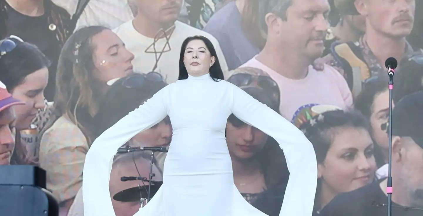 New performance by Marina Abramović: 200,000 people in silence for 7 minutes at Glastonbury