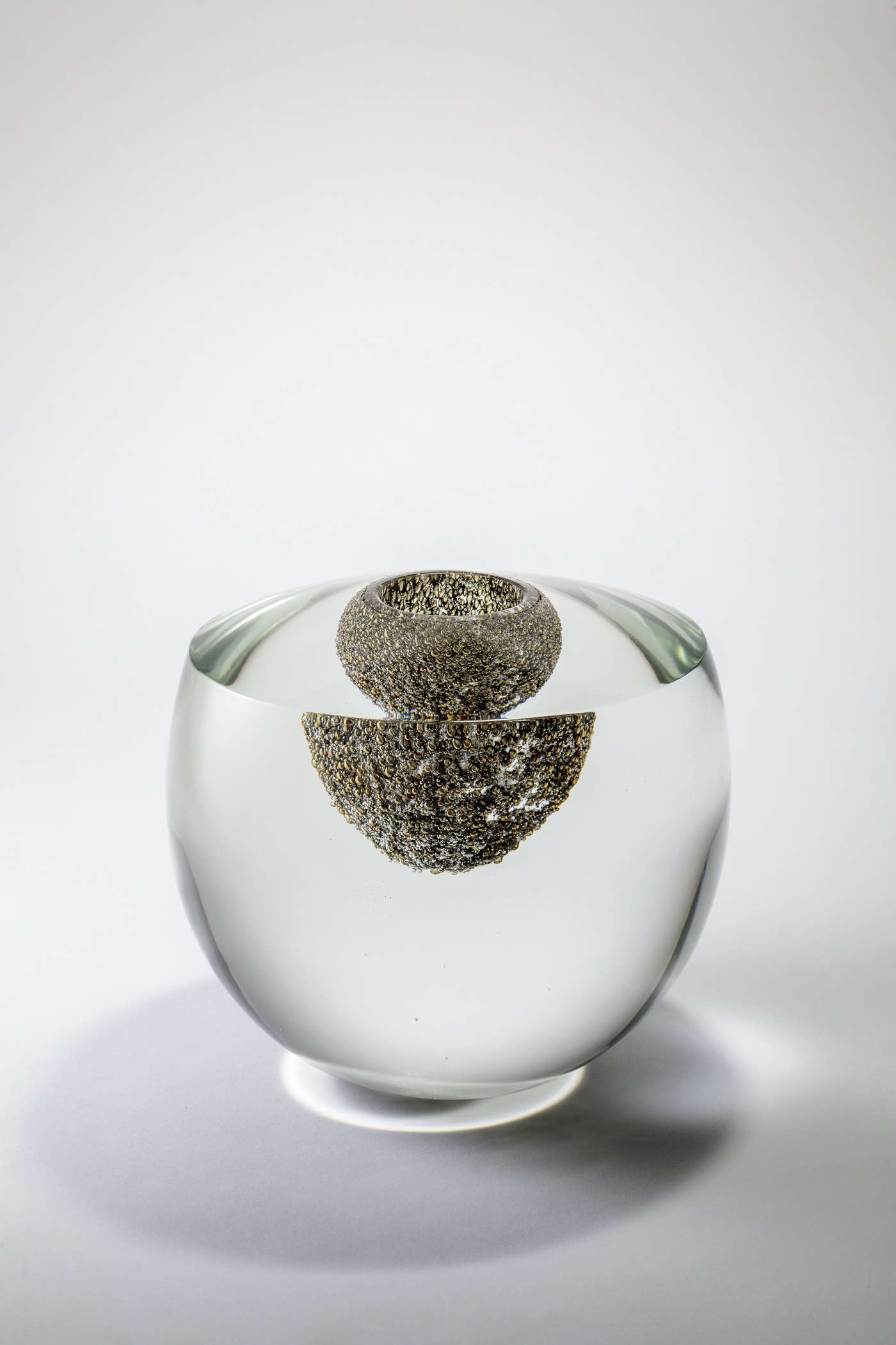 Marina e Susanna Sent, Nido Polvere (2023; polvere metallica sommersa a caldo, 21 x 17,5 cm). Foto: Francesco Allegretto