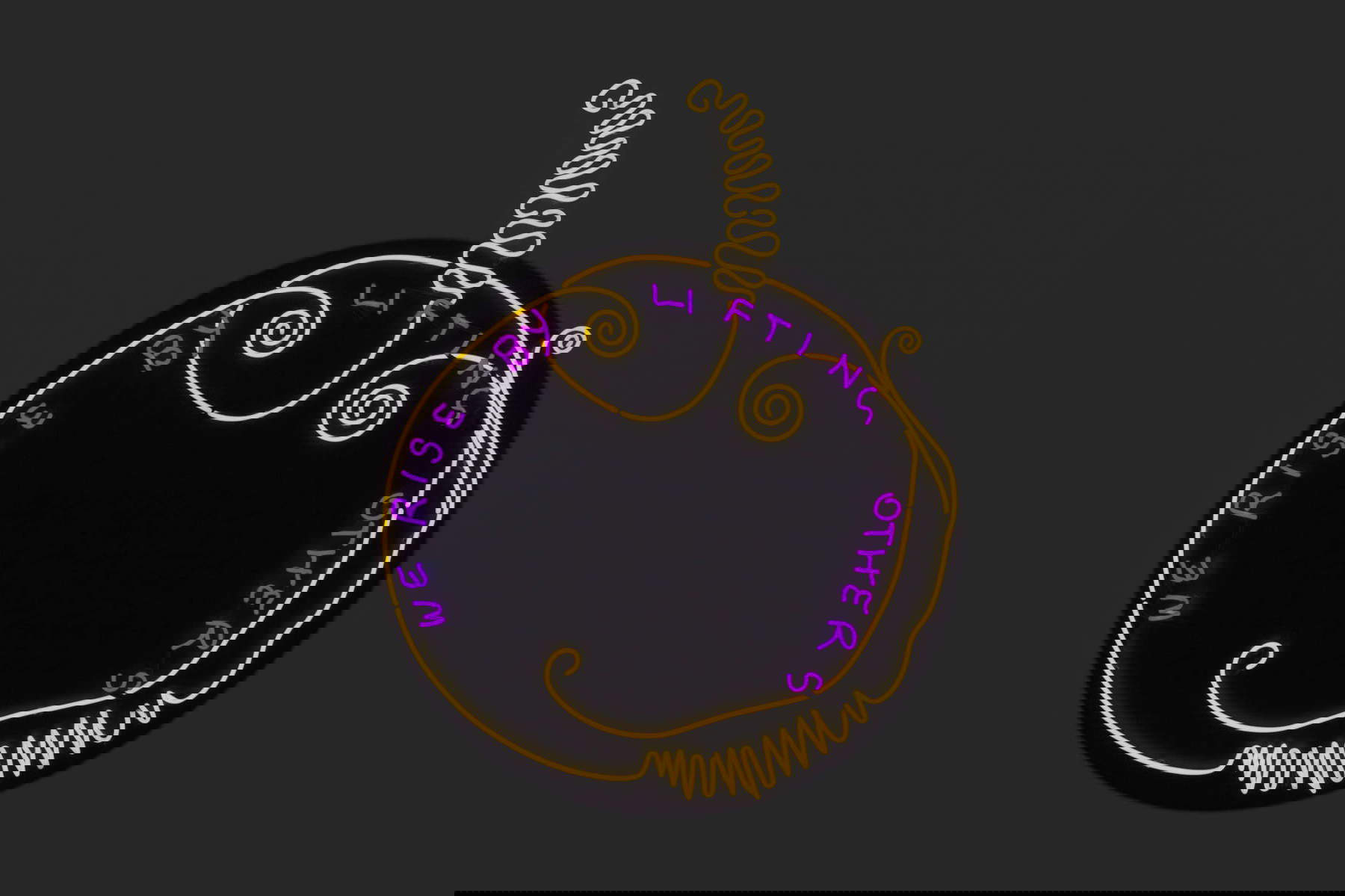 Marinella Senatore, We Rise by Lifting Others (2022; Neón Gree montado sobre bastidor de acero pintado, 152 x 120 x 15 cm). Cortesía de la artista y Mazzoleni, Londres - Turín.