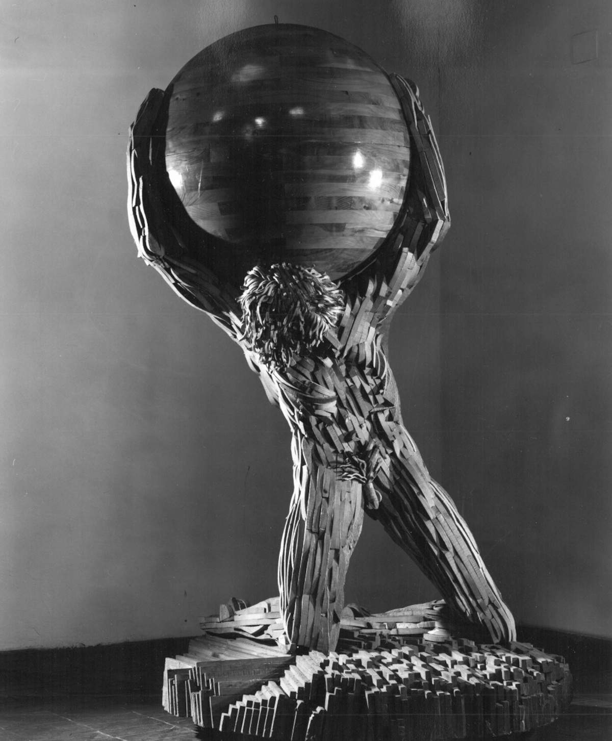 Mario Ceroli, Discours platoniciens sur la géométrie (Homme avec sphère) (1985 -1990 ; bois de pin russe ; 300 x 210 x 115 cm)