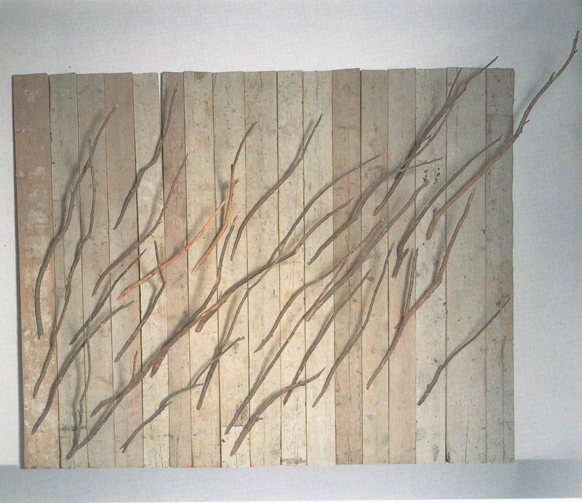 Mario Ceroli, La forêt analogue (1979 ; bois de pin russe, 304 x 100 x 407 cm)