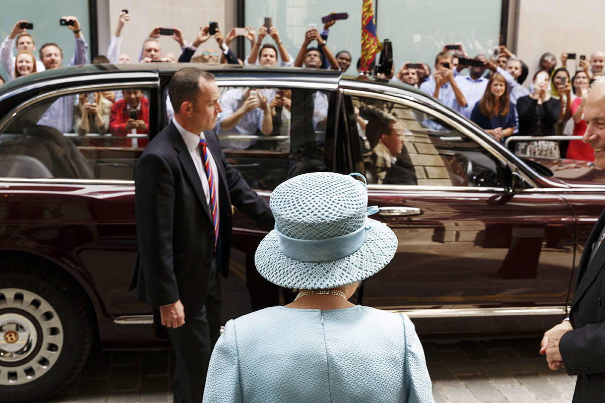 Martin Parr, La Regina in visita in occasione del 650° anniversario della Worshipful Company of Drapers Inghilterra, Londra, Drapers’ Livery Hall, 2014, da “Establishment” © Martin Parr/Magnum Photos Martin Parr, La Regina in visita in occasione del 650° anniversario della Worshipful Company of Drapers Inghilterra, Londra, Drapers’ Livery Hall, 2014, da “Establishment” © Martin Parr/Magnum Photos