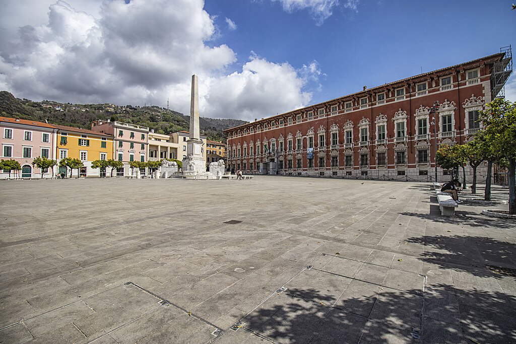 Massa, Piazza Aranci e Palazzo Ducale. Foto: Walter Sgado Massa, Piazza Aranci e Palazzo Ducale. Foto: Walter Sgado