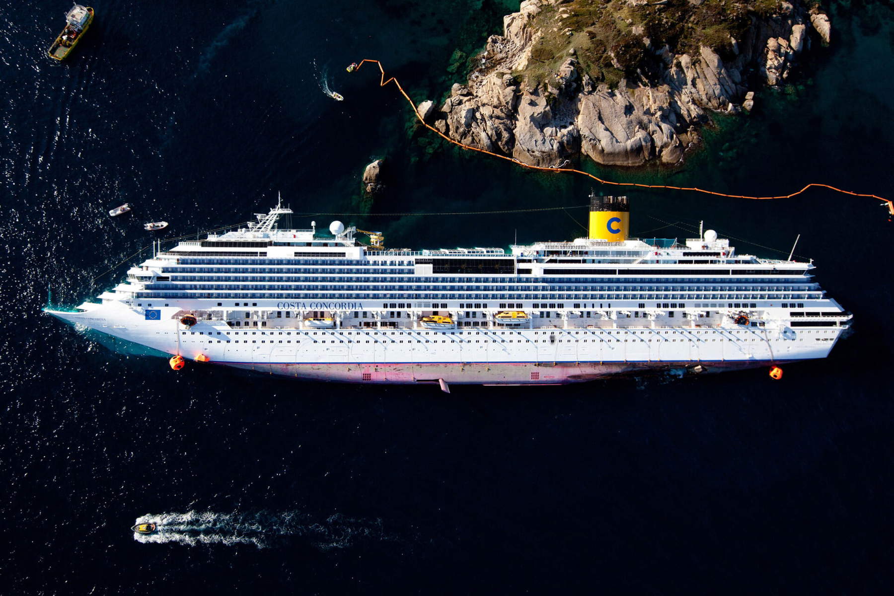 Massimo Sestini, Insel Giglio (GR), Schiffswrack der Costa Concordia © Massimo Sestini Massimo Sestini, Insel Giglio (GR), Schiffswrack der Costa Concordia © Massimo Sestini
