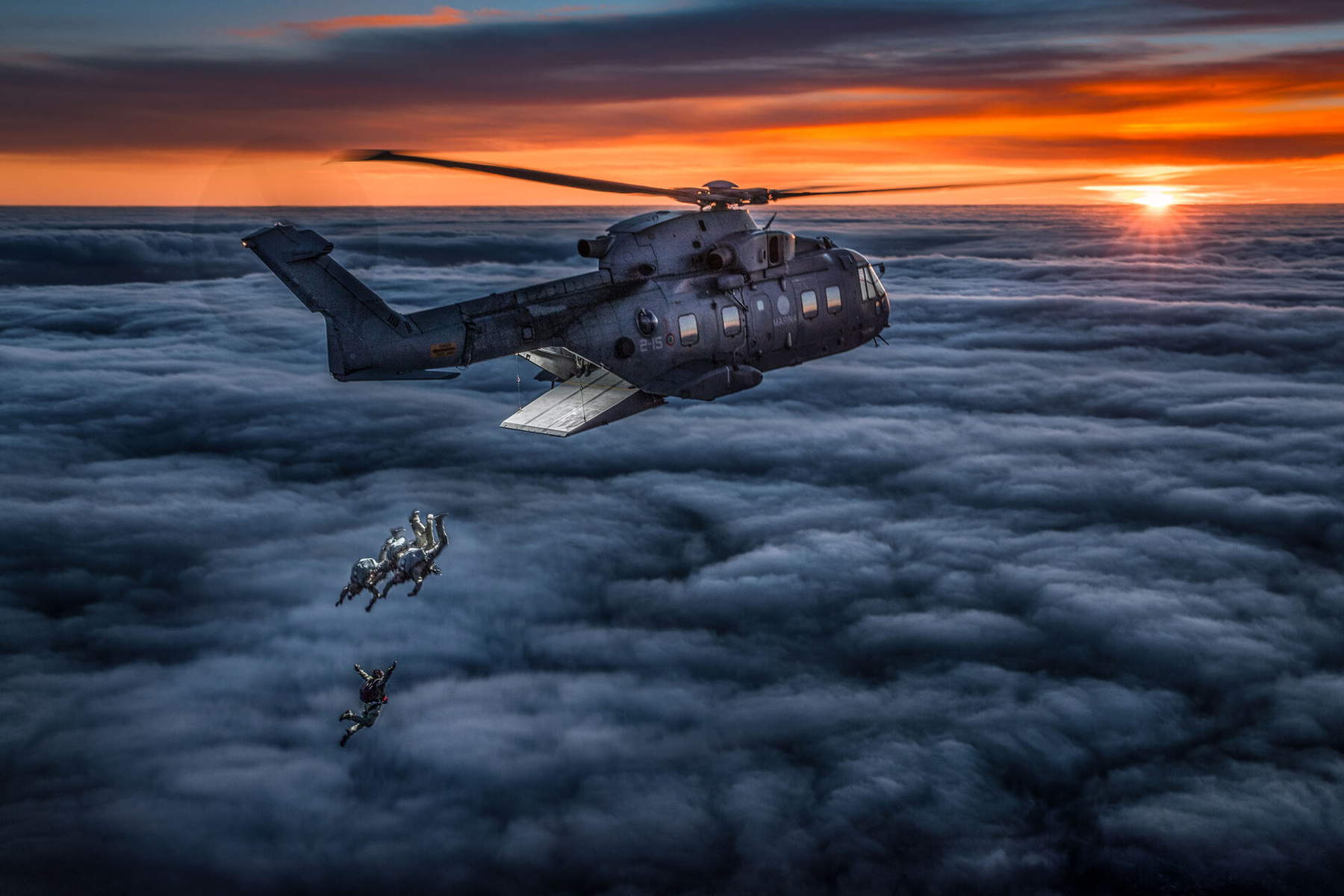 Massimo Sestini, Sarzana (SP), Fallschirmspringer der COMSUBIN Operational Incursion Group der Marine springen bei Sonnenuntergang aus einem Hubschrauber © Massimo Sestini Massimo Sestini, Sarzana (SP), Fallschirmspringer der COMSUBIN Operational Incursion Group der Marine springen bei Sonnenuntergang aus einem Hubschrauber © Massimo Sestini