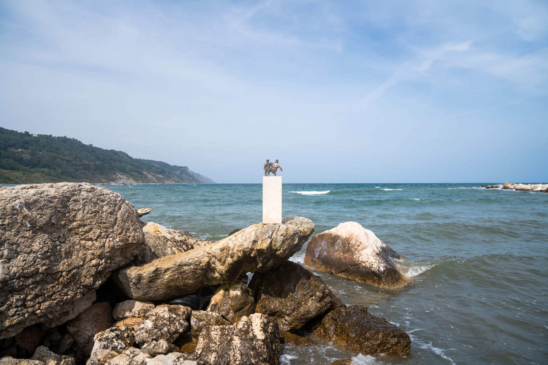 À Pesaro, une sculpture qui regarde la mer : l'œuvre de Matteo Fato.