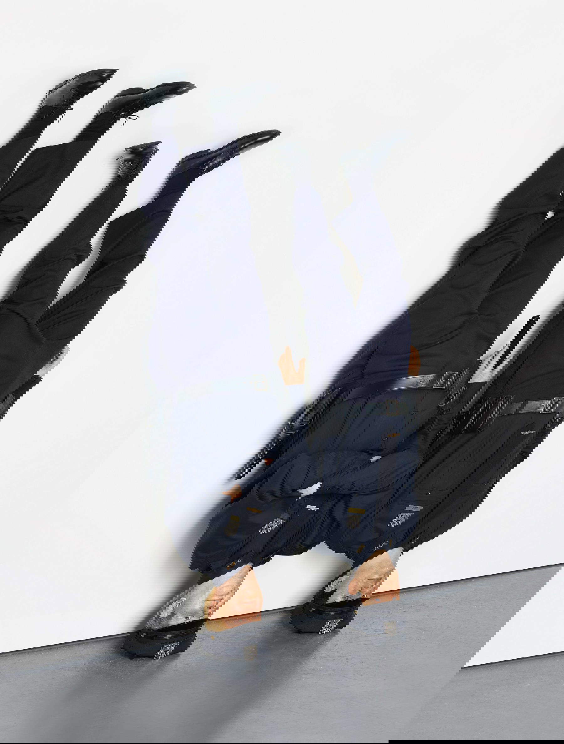 Maurizio Cattelan, Frank und Jamie (2002; Harz, Wachs, Pigmente, Naturhaar, Kleidung, Schuhe, Accessoires, 189,2 x 62,9 x 52,1 cm) Maurizio Cattelan, Frank und Jamie (2002; Harz, Wachs, Pigmente, Naturhaar, Kleidung, Schuhe, Accessoires, 189,2 x 62,9 x 52,1 cm)