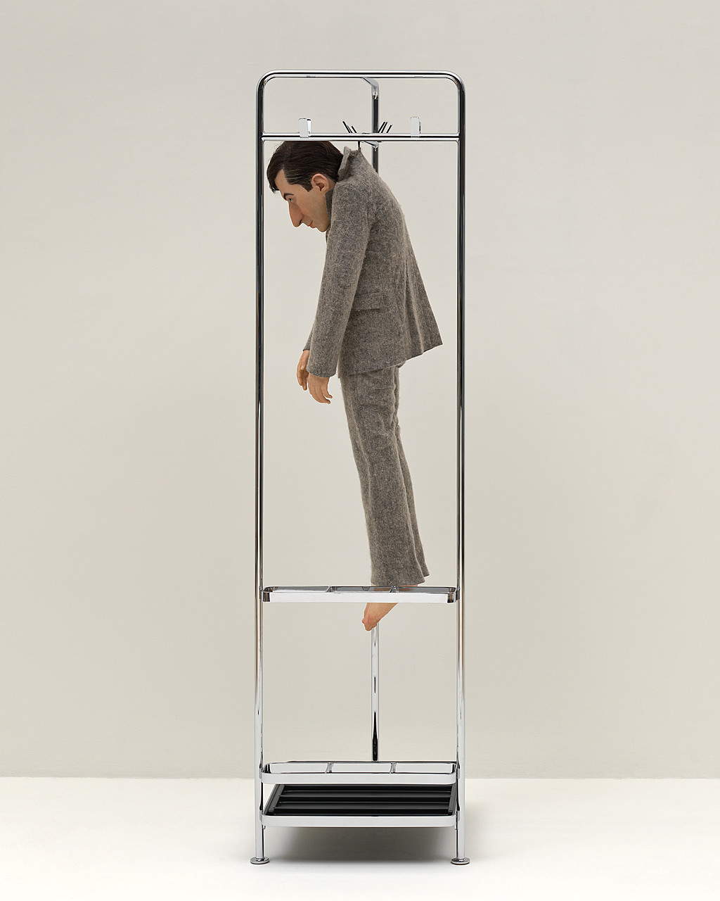 Maurizio Cattelan, La rivoluzione siamo noi (2000; Harz, Wachs, Pigment, Filzanzug und Metallkleiderbügel; New York, Guggenheim Museum) Maurizio Cattelan, La rivoluzione siamo noi (2000; Harz, Wachs, Pigment, Filzanzug und Metallkleiderbügel; New York, Guggenheim Museum)