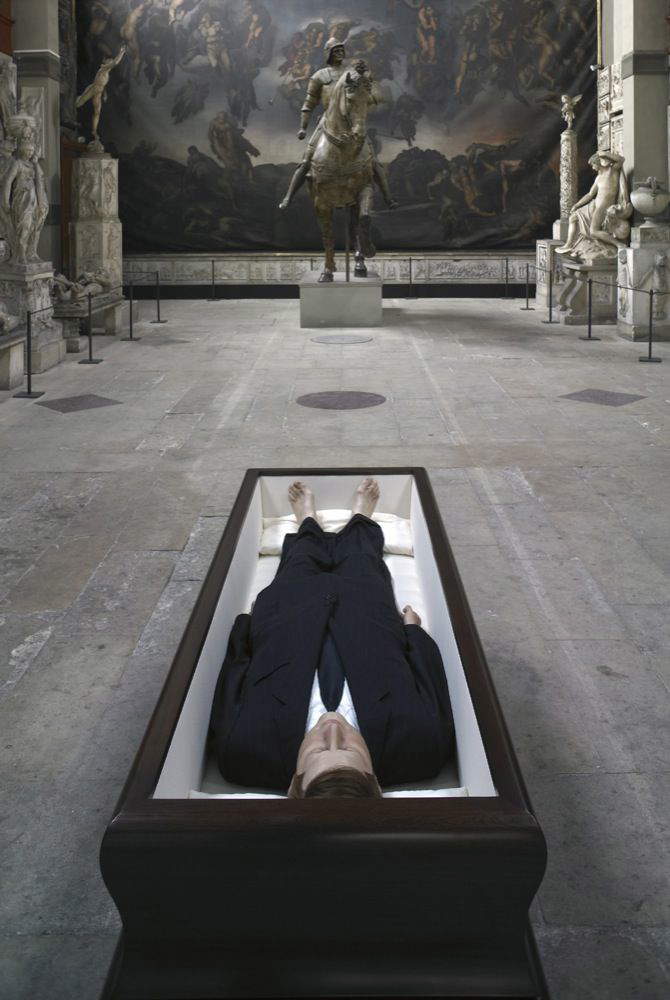 Maurizio Cattelan, Now (2004; Wachs, Kleidung, Naturhaar, Holz, 85 x 225 x 78 cm) Maurizio Cattelan, Now (2004; Wachs, Kleidung, Naturhaar, Holz, 85 x 225 x 78 cm)