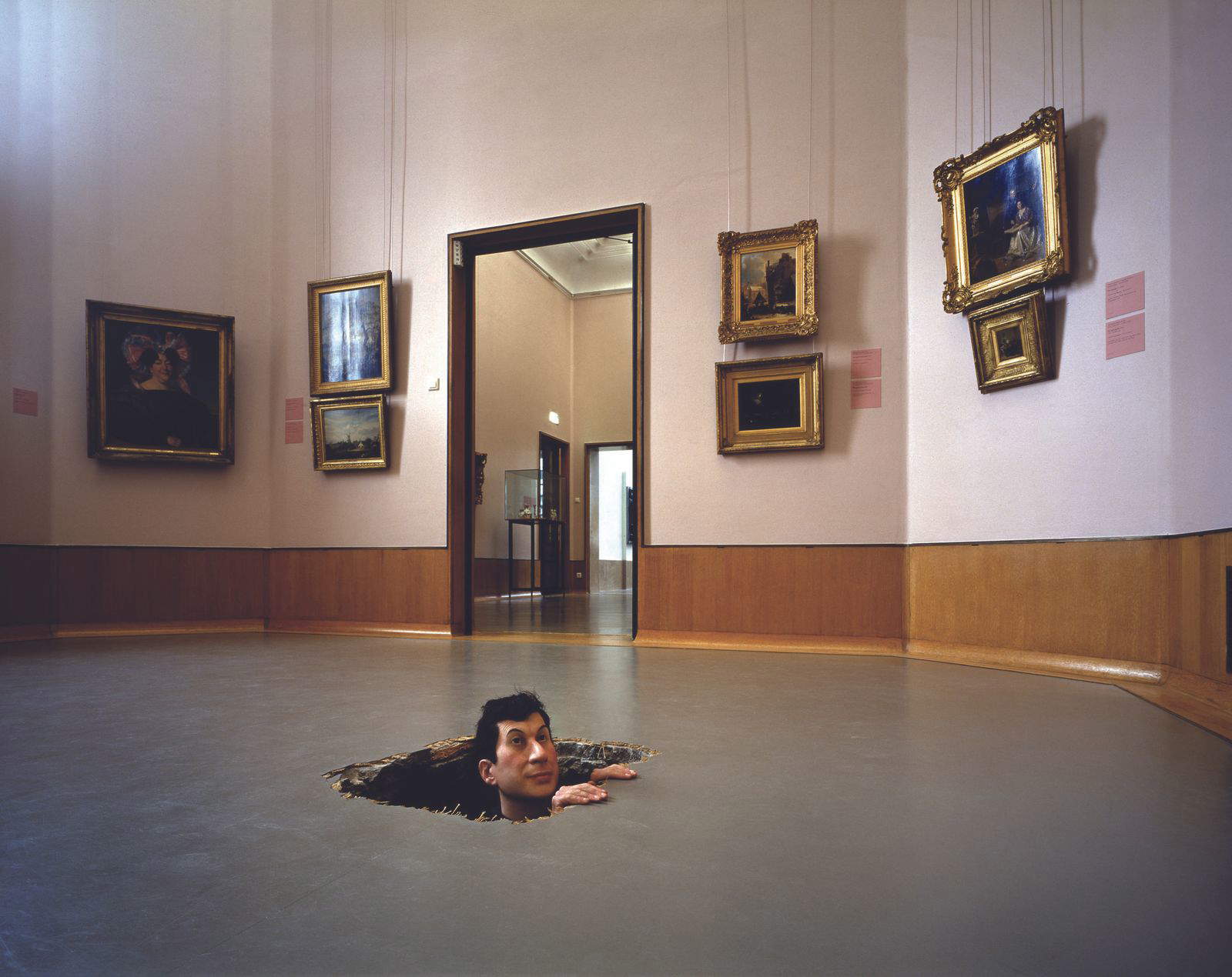 Maurizio Cattelan, Ohne Titel (2000; Wachs, Naturhaar, Baumwolle, 150 x 60 x 40 cm) Maurizio Cattelan, Ohne Titel (2000; Wachs, Naturhaar, Baumwolle, 150 x 60 x 40 cm)