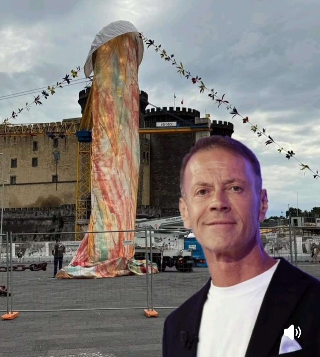 Mèmes et caricatures sur l'œuvre de Gaetano Pesce sur la Piazza Municipio à Naples Mèmes et caricatures sur l'œuvre de Gaetano Pesce sur la Piazza Municipio à Naples