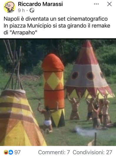 Mèmes et caricatures sur l'œuvre de Gaetano Pesce sur la Piazza Municipio à Naples Mèmes et caricatures sur l'œuvre de Gaetano Pesce sur la Piazza Municipio à Naples