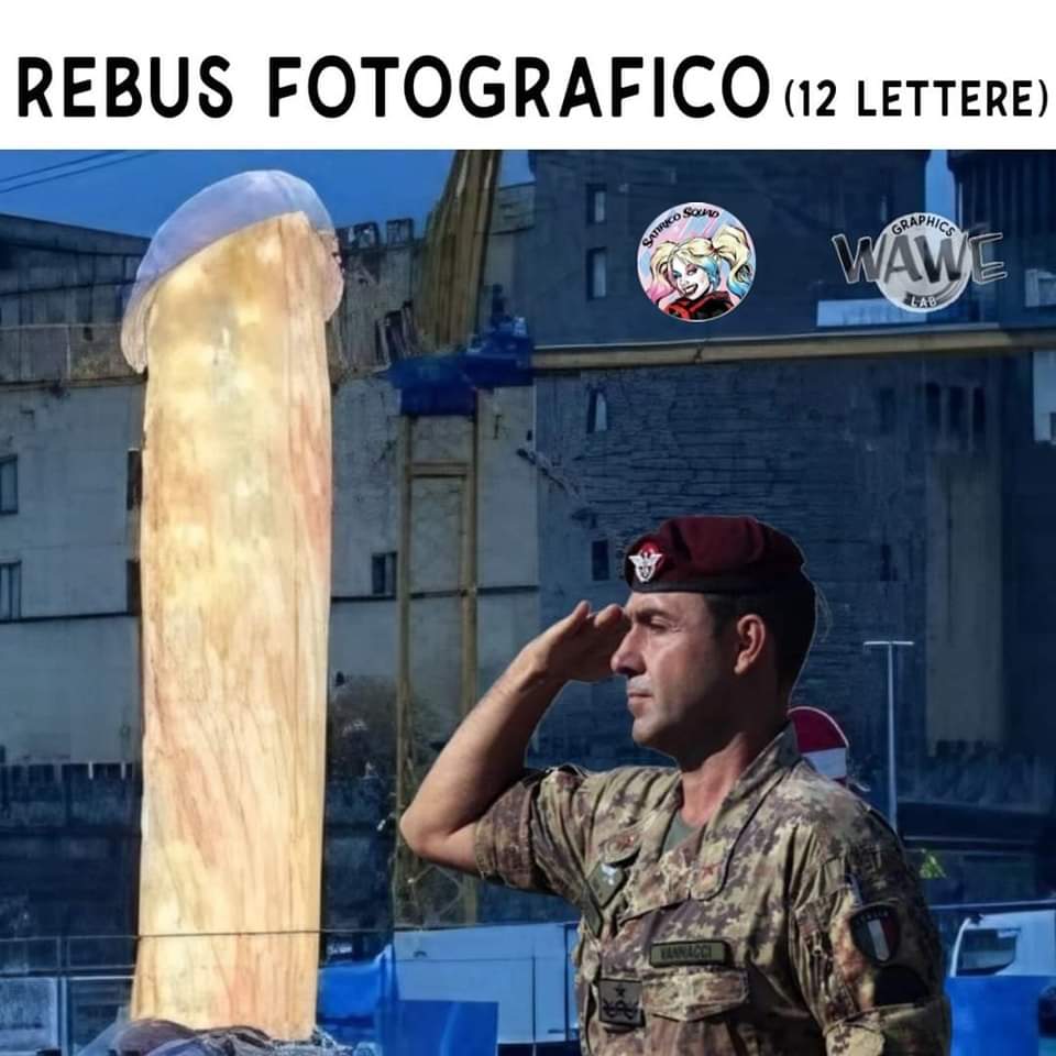 Mèmes et caricatures sur l'œuvre de Gaetano Pesce sur la Piazza Municipio à Naples Mèmes et caricatures sur l'œuvre de Gaetano Pesce sur la Piazza Municipio à Naples