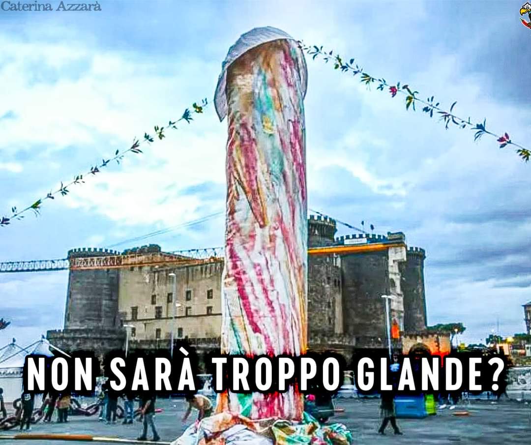 Mèmes et caricatures sur l'œuvre de Gaetano Pesce sur la Piazza Municipio à Naples Mèmes et caricatures sur l'œuvre de Gaetano Pesce sur la Piazza Municipio à Naples