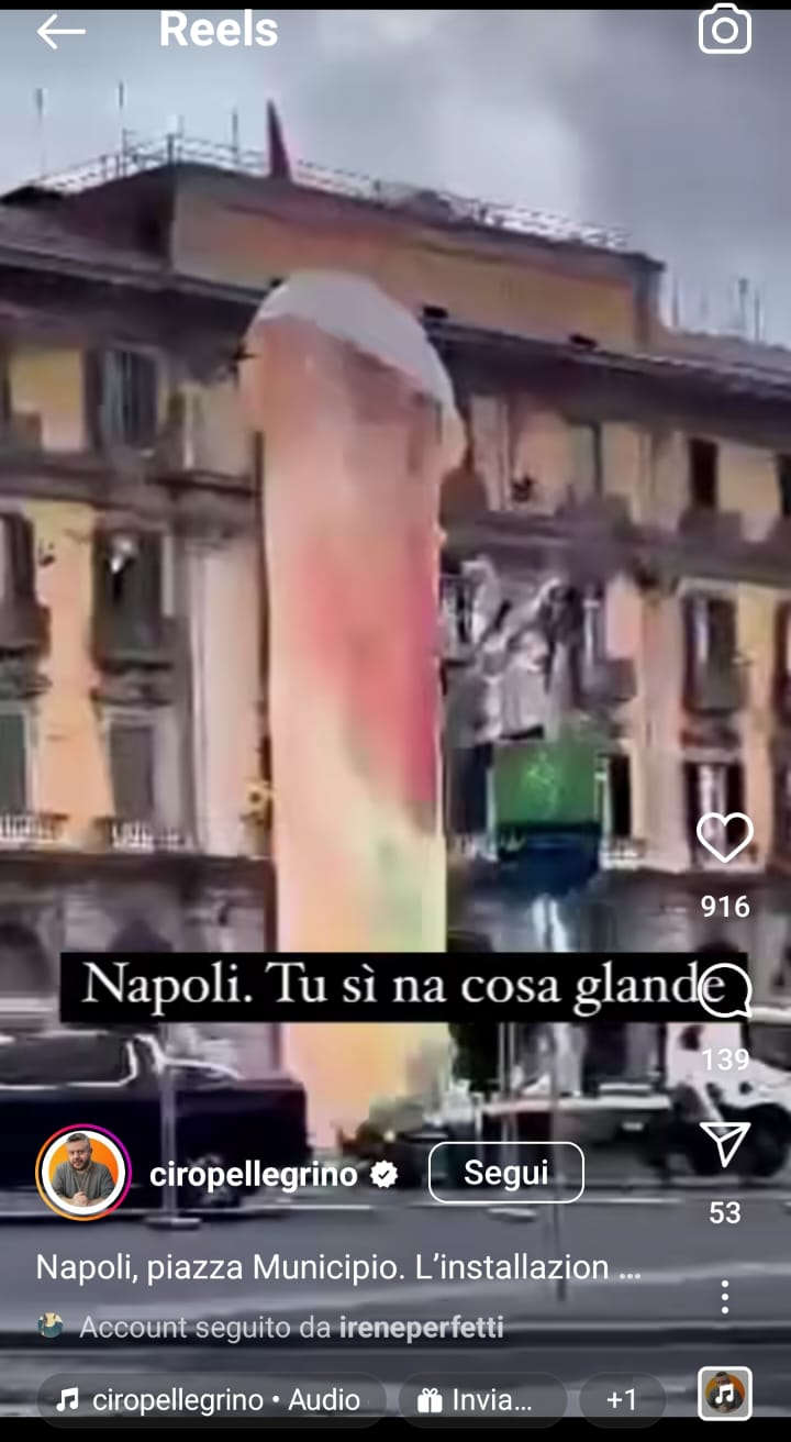 Mèmes et caricatures sur l'œuvre de Gaetano Pesce sur la Piazza Municipio à Naples Mèmes et caricatures sur l'œuvre de Gaetano Pesce sur la Piazza Municipio à Naples