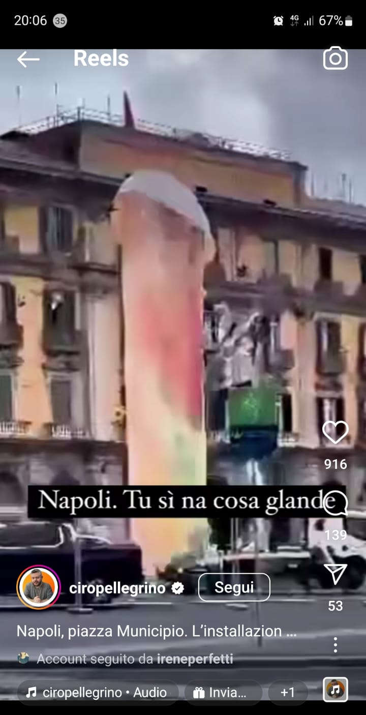 Mèmes et caricatures sur l'œuvre de Gaetano Pesce sur la Piazza Municipio à Naples Mèmes et caricatures sur l'œuvre de Gaetano Pesce sur la Piazza Municipio à Naples