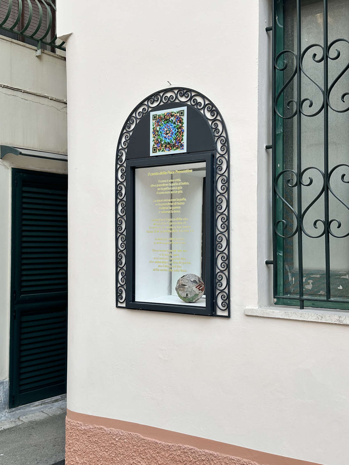 Michelangelo Pistoletto, L'edicola del Canto della pace preventiva (2024; intervento site-specific, specchio, sfera di giornali, vetro stampato, QR code creato con AI)
 Michelangelo Pistoletto, L'edicola del Canto della pace preventiva (2024; intervento site-specific, specchio, sfera di giornali, vetro stampato, QR code creato con AI)