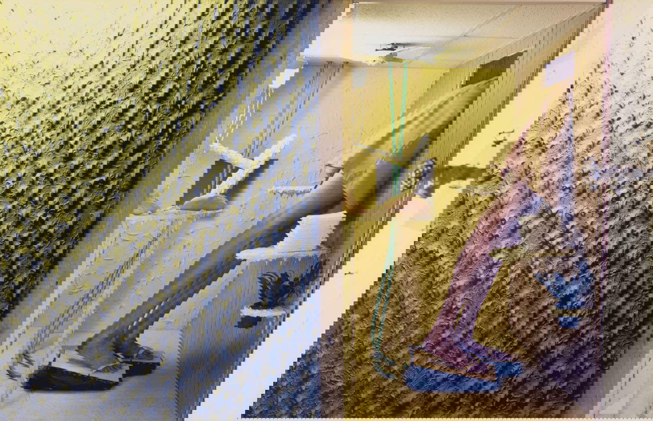 Mika Rottenberg,Performance Stills (Textur &amp; Beine) (2008; C-Print) &copy; Mika Rottenberg