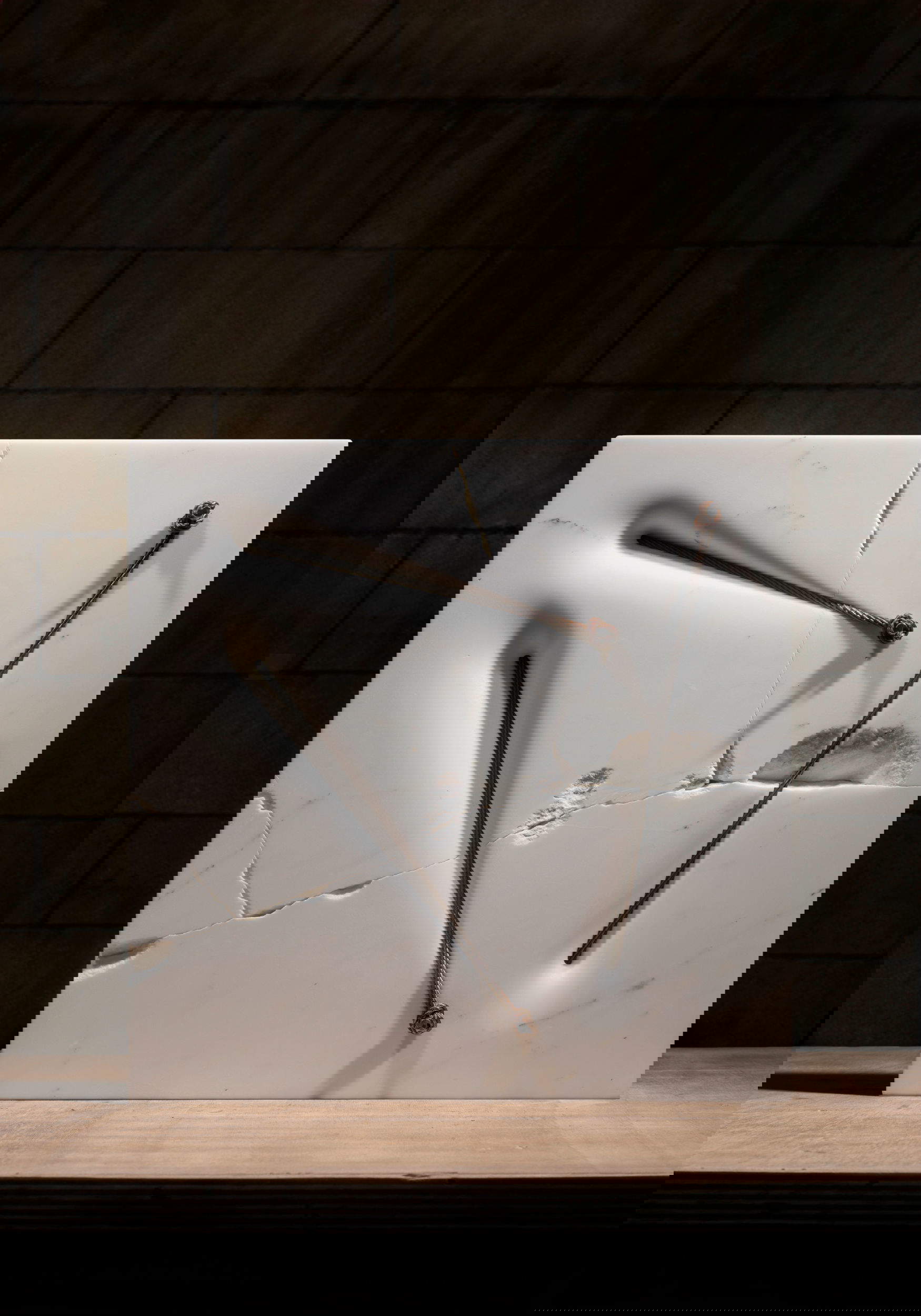 Mikayel Ohanjanyan, Legami #30 (2021; marmo bianco statuario, cavi d'acciaio inox, 50 x 50 x 13 cm). Foto: Nicola Gnesi Mikayel Ohanjanyan, Legami #30 (2021; marmo bianco statuario, cavi d'acciaio inox, 50 x 50 x 13 cm). Foto: Nicola Gnesi