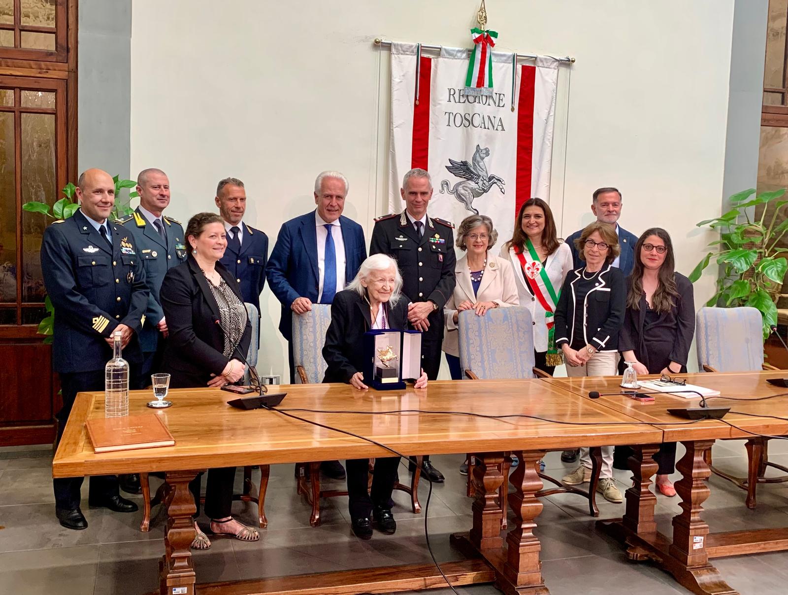 Mina Gregori receives the Golden Pegasus from the Region of Tuscany