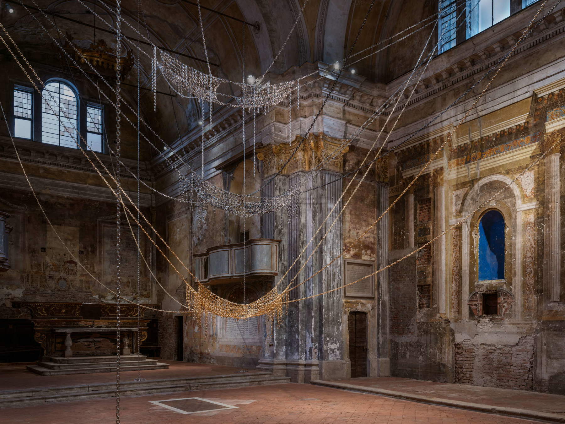 Monica Bonvicini verwandelt die Kirche San Carlo in Cremona mit ihrer 