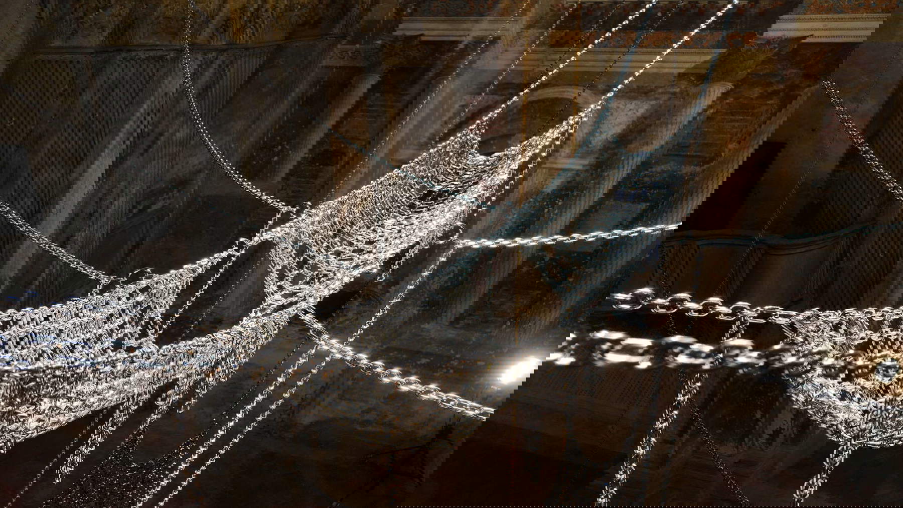 Monica Bonvicini, And Rose (2024; catena d'acciaio, 9 x 11 metri). Veduta dell'isntallazione, Cremona, chiesa di San Carlo, 2024. Su concessione dell'artista. Foto: Form Group. ©Monica Bonvicini and VG Bild-Kunst/SIAE Monica Bonvicini, And Rose (2024; catena d'acciaio, 9 x 11 metri). Veduta dell'isntallazione, Cremona, chiesa di San Carlo, 2024. Su concessione dell'artista. Foto: Form Group. ©Monica Bonvicini and VG Bild-Kunst/SIAE