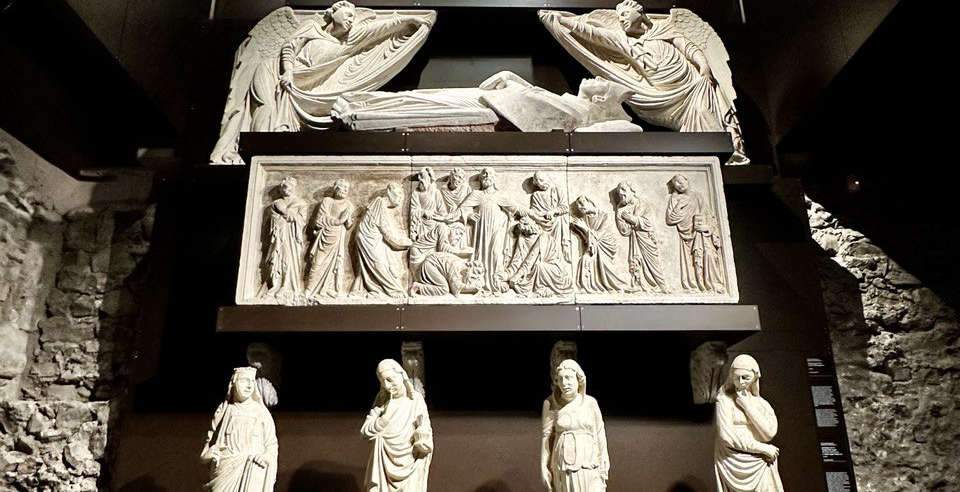 Gênes, réassemblage du monument Fieschi, chef-d'œuvre de la sculpture gothique.