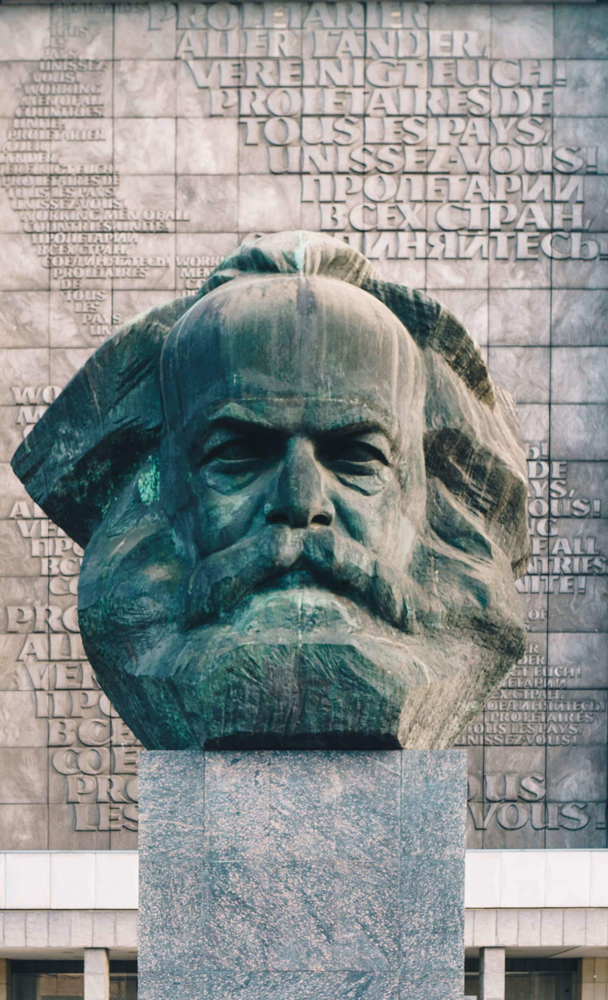 Monumento a Karl Marx di Chemnitz dell'artista Lew Kerbel. Foto: Ernesto Uhlmann Monumento a Karl Marx di Chemnitz dell'artista Lew Kerbel. Foto: Ernesto Uhlmann