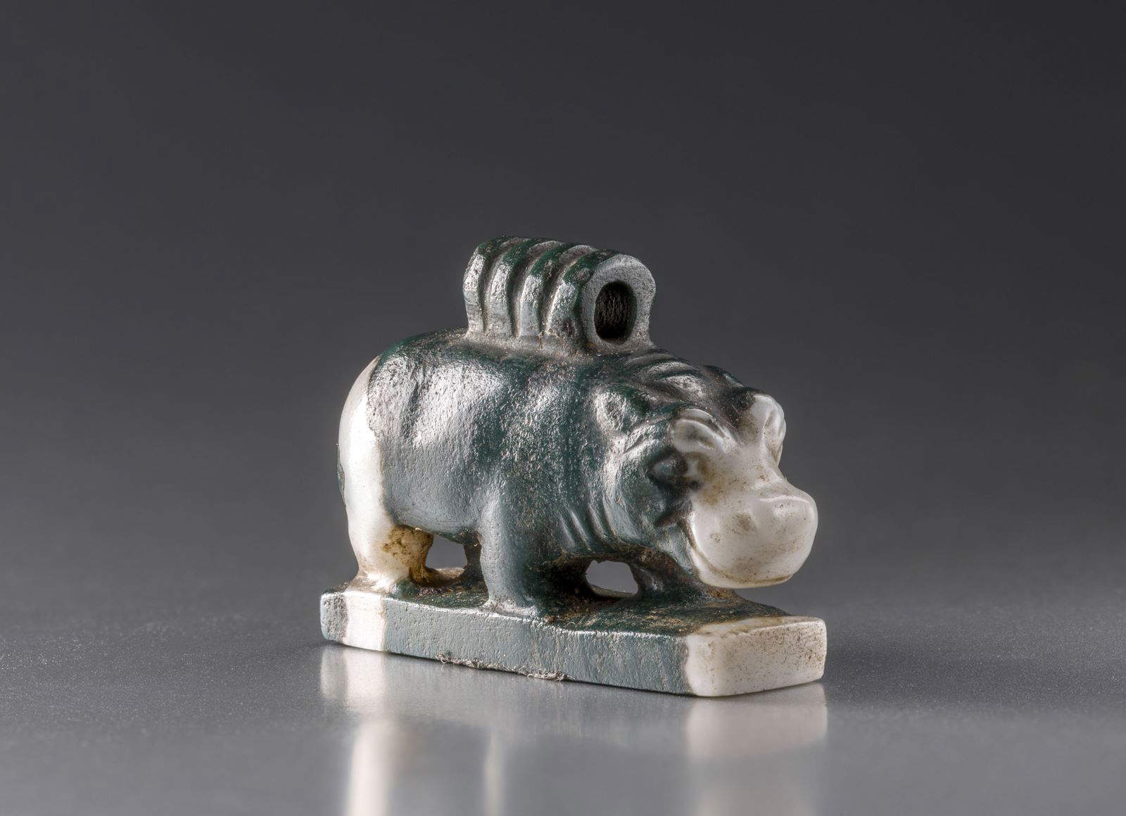 Amulett, das ein Nilpferd darstellt (Spätzeit; Stein und Chalzedon, 1,80 x 0,7 x 2,6 cm; Turin, Ägyptisches Museum, Kat. 6741) Amulett, das ein Nilpferd darstellt (Spätzeit; Stein und Chalzedon, 1,80 x 0,7 x 2,6 cm; Turin, Ägyptisches Museum, Kat. 6741)