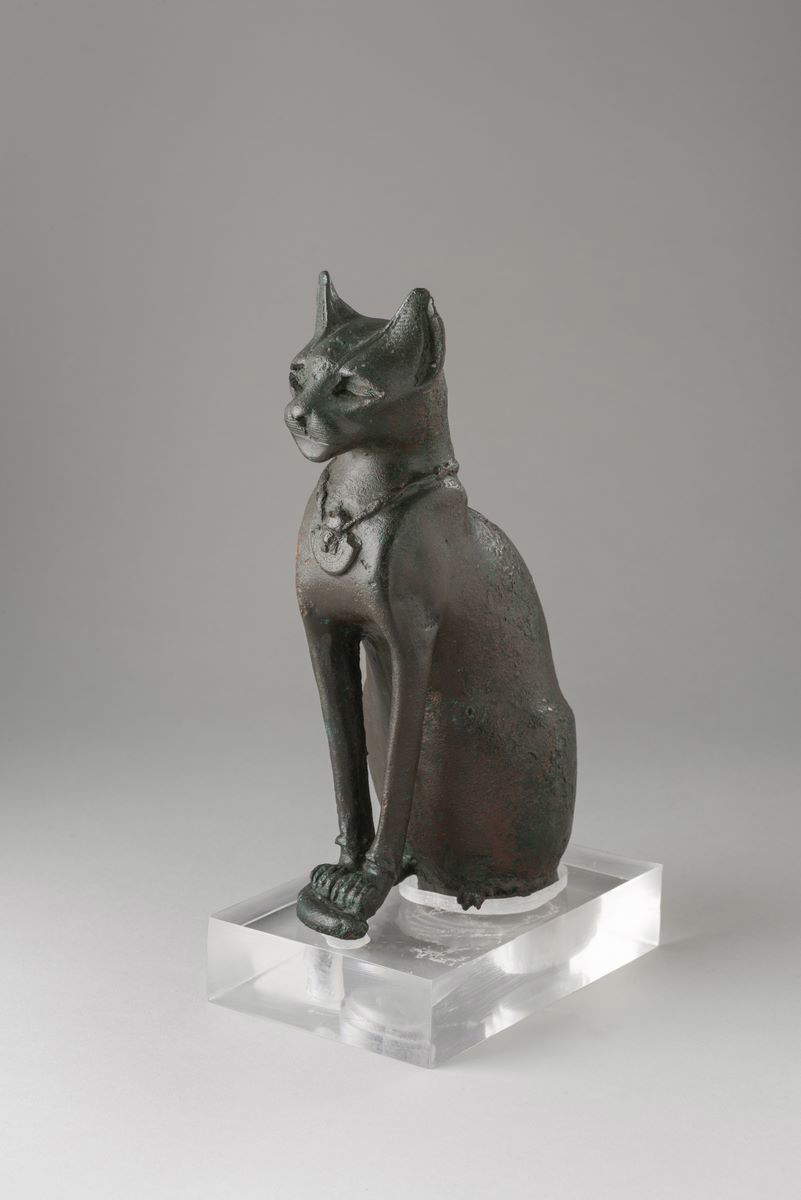 Katzenstatuette, Katzenmumiensarkophag (Spätzeit; Bronze und Pflanzenfaser, 2,5 x 8 x 11,9 cm; Turin, Ägyptisches Museum, Inv. 0887) Katzenstatuette, Katzenmumiensarkophag (Spätzeit; Bronze und Pflanzenfaser, 2,5 x 8 x 11,9 cm; Turin, Ägyptisches Museum, Inv. 0887)