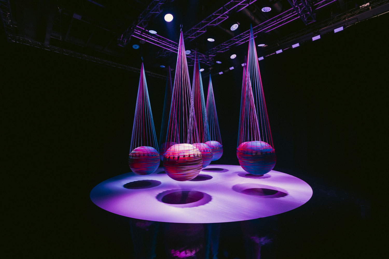 MOTOREFISICO, Swing (2023; installation view Euphoria - Art is in the Air, La Nuvola, Roma). Su gentile concessione di Balloon Museum