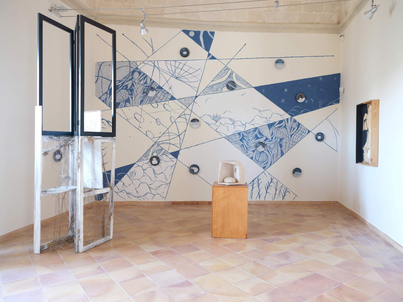 Al Museo della Scultura Contemporanea di Matera una nuova installazione dialoga con tre opere di Maria Lai 
