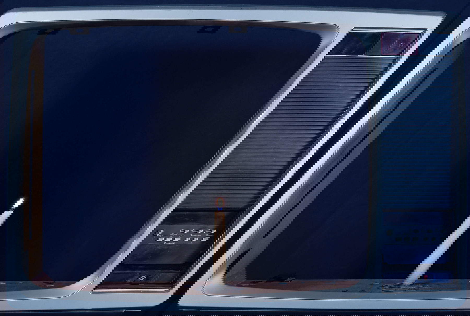 Nam June Paik, [Téléviseur] (1990 ; corps de télévision, bougie, 50,5x75x24,5 cm ; La Spezia, CAMeC)