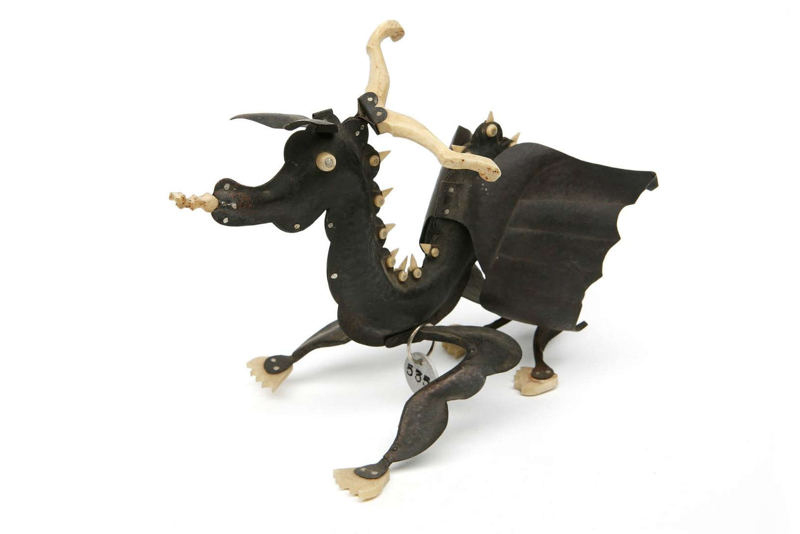 Nande Vidmar, Drache (1943; Metall und Knochen, 16 x 28 cm; Ljubljana, Nationalmuseum für Zeitgeschichte)
 Nande Vidmar, Drache (1943; Metall und Knochen, 16 x 28 cm; Ljubljana, Nationalmuseum für Zeitgeschichte)
