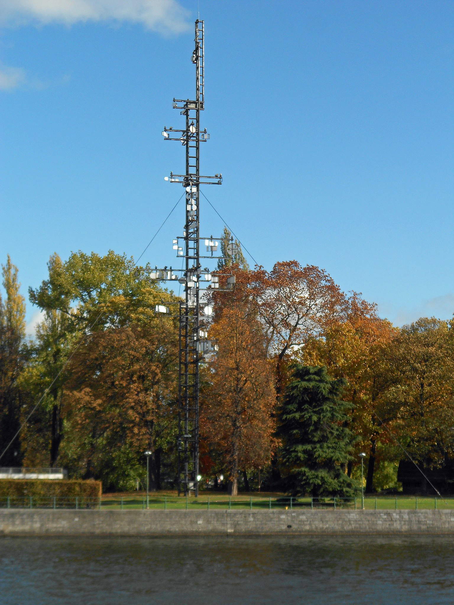Nicolas Schöffer, Cybernetic Spatiodynamic Tower (1961; acero, altura 52 m; Lieja, Palacio de Congresos) Nicolas Schöffer, Cybernetic Spatiodynamic Tower (1961; acero, altura 52 m; Lieja, Palacio de Congresos)